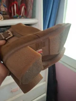 Botines tacón marrón hebilla dorada talla 38