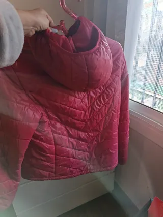 Anorak rojo con capucha