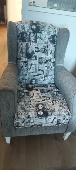 Sillón de tela con estampado de revista