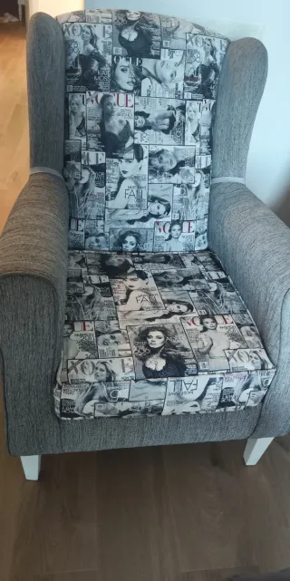 Sillón de tela con estampado de revista