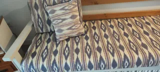 Sillón de tela con estampado de revista