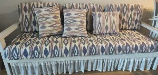 Sillón de tela con estampado de revista