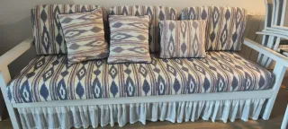 Sillón de tela con estampado de revista