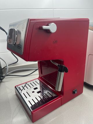 Cafetera DeLonghi Roja