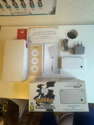 Consola Nintendo DSi en su edición especial Pokémo