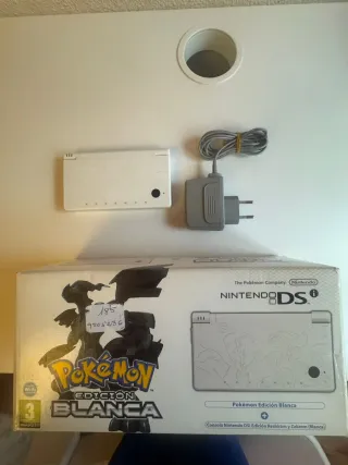 Consola Nintendo DSi en su edición especial Pokémo
