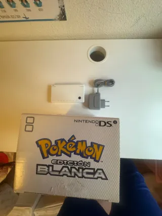 Consola Nintendo DSi en su edición especial Pokémo
