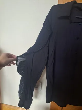 Camisa negra con volantes talla M