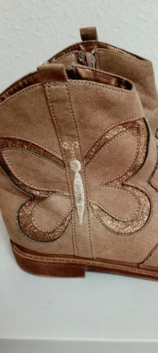 Botas niña marrones con mariposa