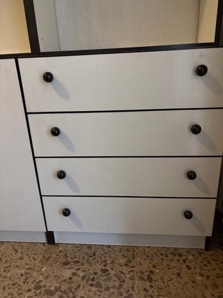 Estantería modular blanca y negra