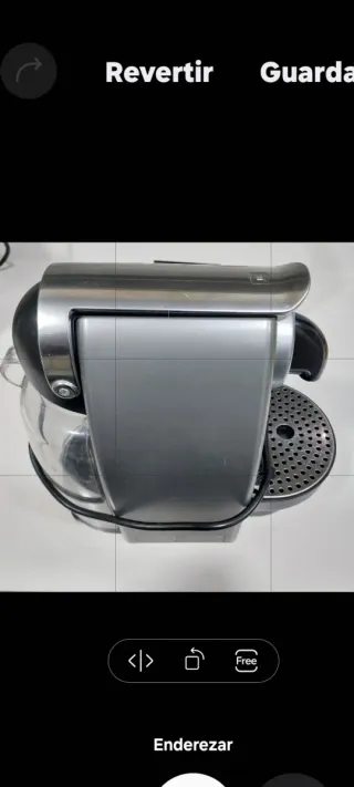 Cafetera Nespresso Cromada y Negra