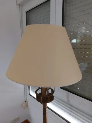 Lámpara de pie dorada y beige