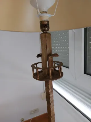 Lámpara de pie dorada y beige