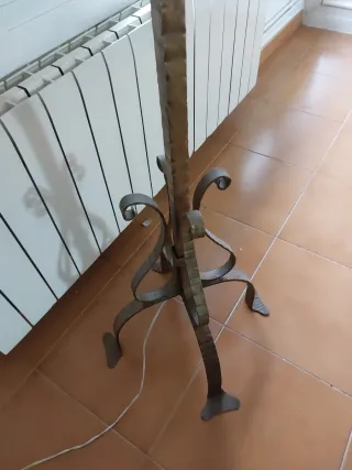 Lámpara de pie dorada y beige