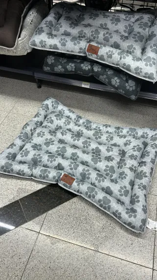 Letto per cani XL con stampa di impronte