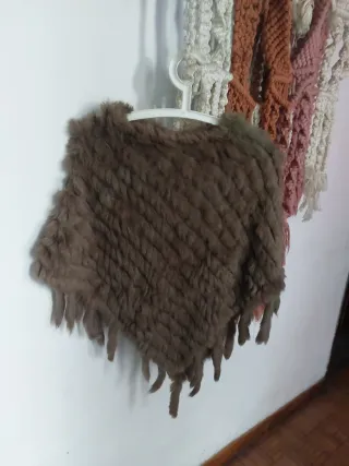 Poncho de piel marrón