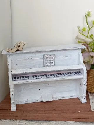 Pianoforte miniatura per casa delle bambole