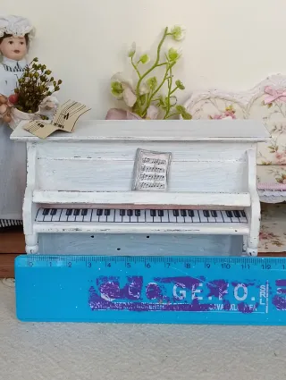 Pianoforte miniatura per casa delle bambole