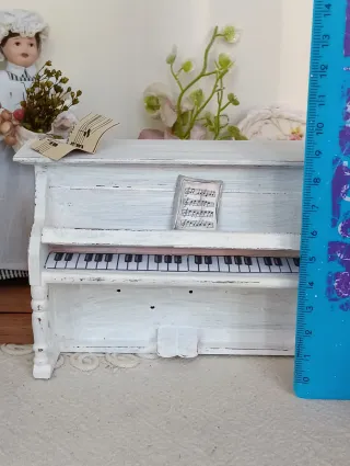 Pianoforte miniatura per casa delle bambole