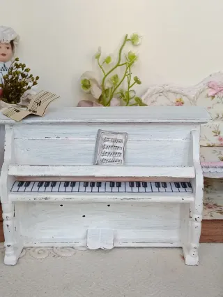 Pianoforte miniatura per casa delle bambole