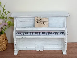 Pianoforte miniatura per casa delle bambole
