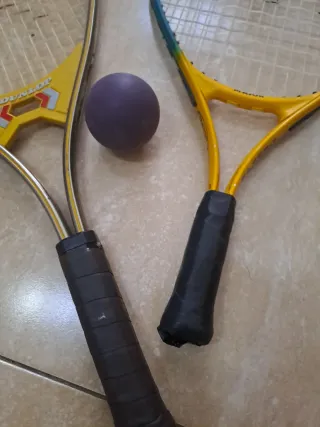 Dos raquetas de tenis y pelota