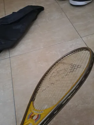 Dos raquetas de tenis y pelota