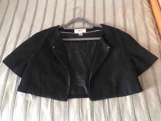 Monísima chaquetita corta de Mango Suit.