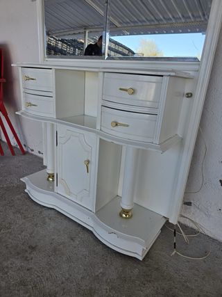 Mueble tocador blanco con espejo y detalles dorado