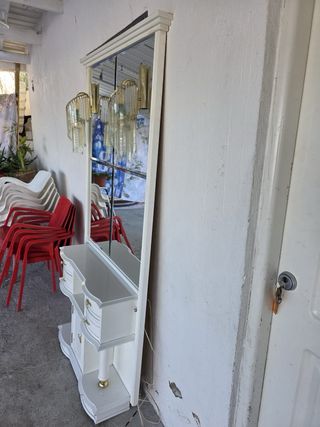 Mueble tocador blanco con espejo y detalles dorado