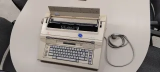 Máquina de escribir Olympia beige/gris