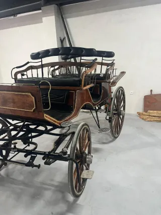 Faetón de madera con palillería