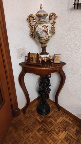 Mueble rinconera de madera con detalles dorados