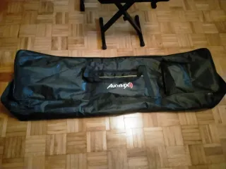 Piano Korg marca Liano con soporte, silla y funda.