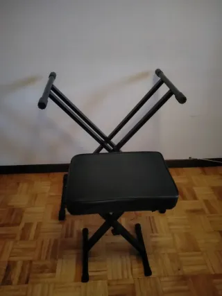 Piano Korg marca Liano con soporte, silla y funda.