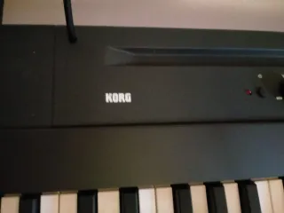Piano Korg marca Liano con soporte, silla y funda.