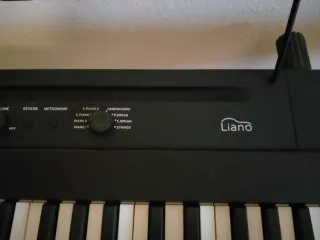 Piano Korg marca Liano con soporte, silla y funda.