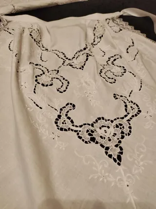 Mantón y delantal blancos bordados con puntilla
