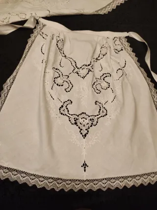 Mantón y delantal blancos bordados con puntilla