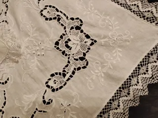 Mantón y delantal blancos bordados con puntilla