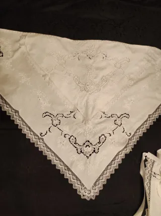 Mantón y delantal blancos bordados con puntilla