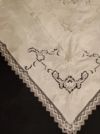 Mantón y delantal blancos bordados con puntilla