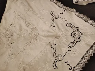 Mantón y delantal blancos bordados con puntilla