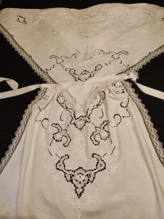 Mantón y delantal blancos bordados con puntilla