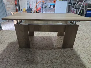 Mesa de salón de madera