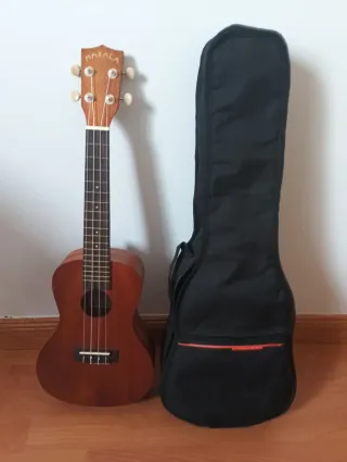 Ukelele Makala + Funda acolchada.