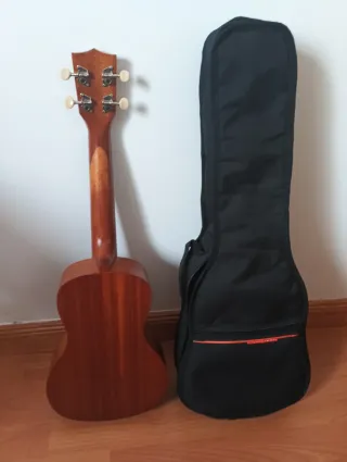 Ukelele Makala + Funda acolchada.