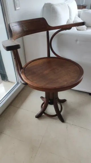 Silla antigua decorativa de estilo Thonet
