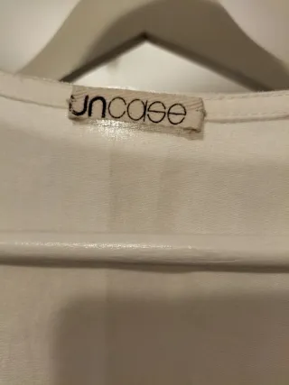 Camisa blanca Uncoee con detalles bordados