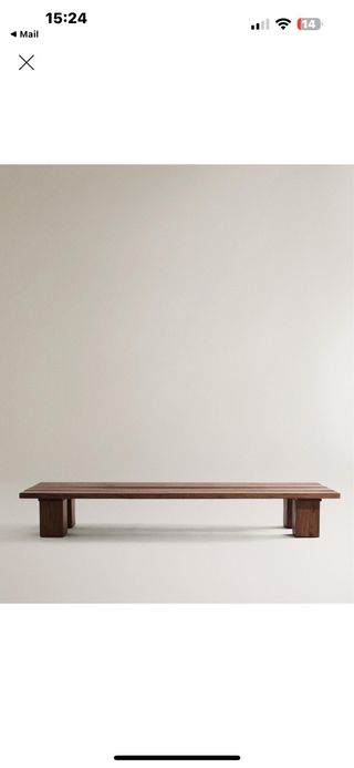 Banco de madera marrón